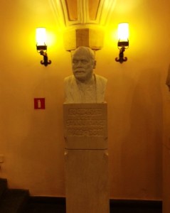 Na zdjęcie popiersie prof. Eugeniusza Geta-Stankiewicza.