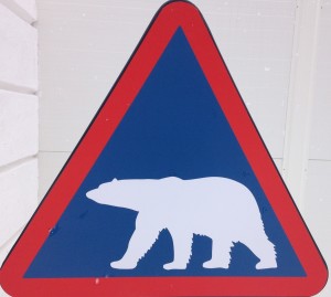 Nowy znak drogowy - biały niedźwiedź.